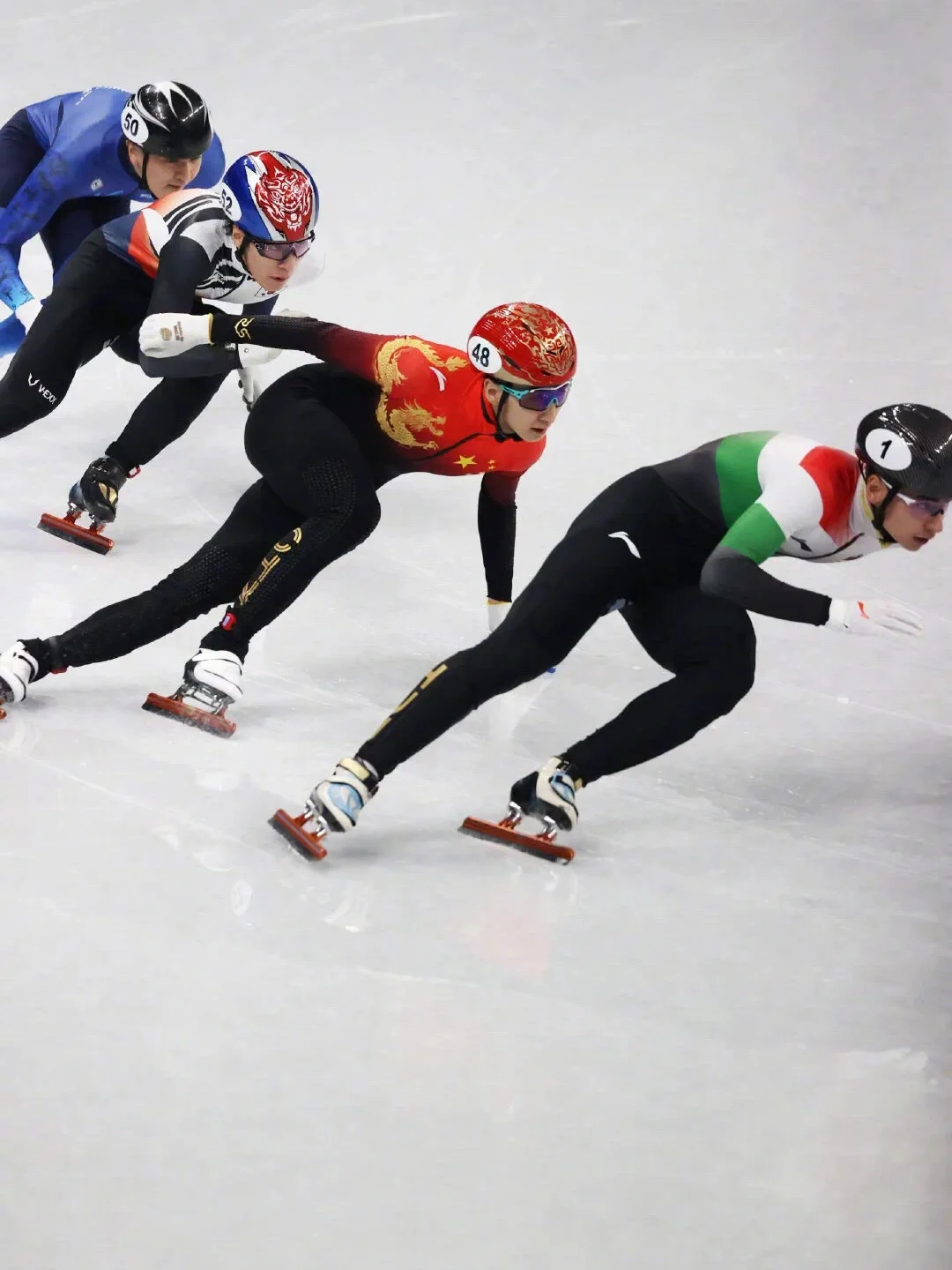 比赛现场气氛激烈，运动员们奋力拼搏