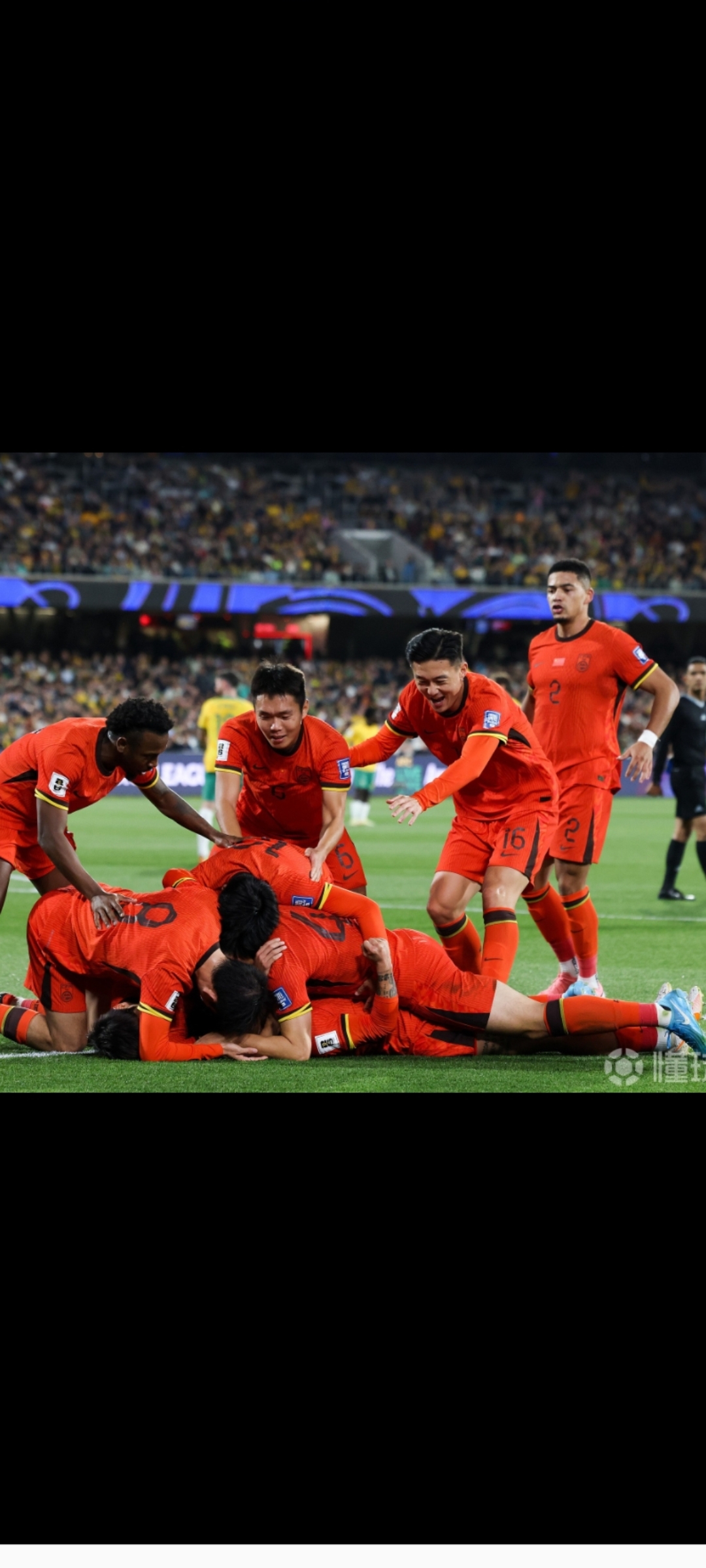 九游VIP-包含足球场上队员奋勇战斗，呈现精彩比赛画面的词条