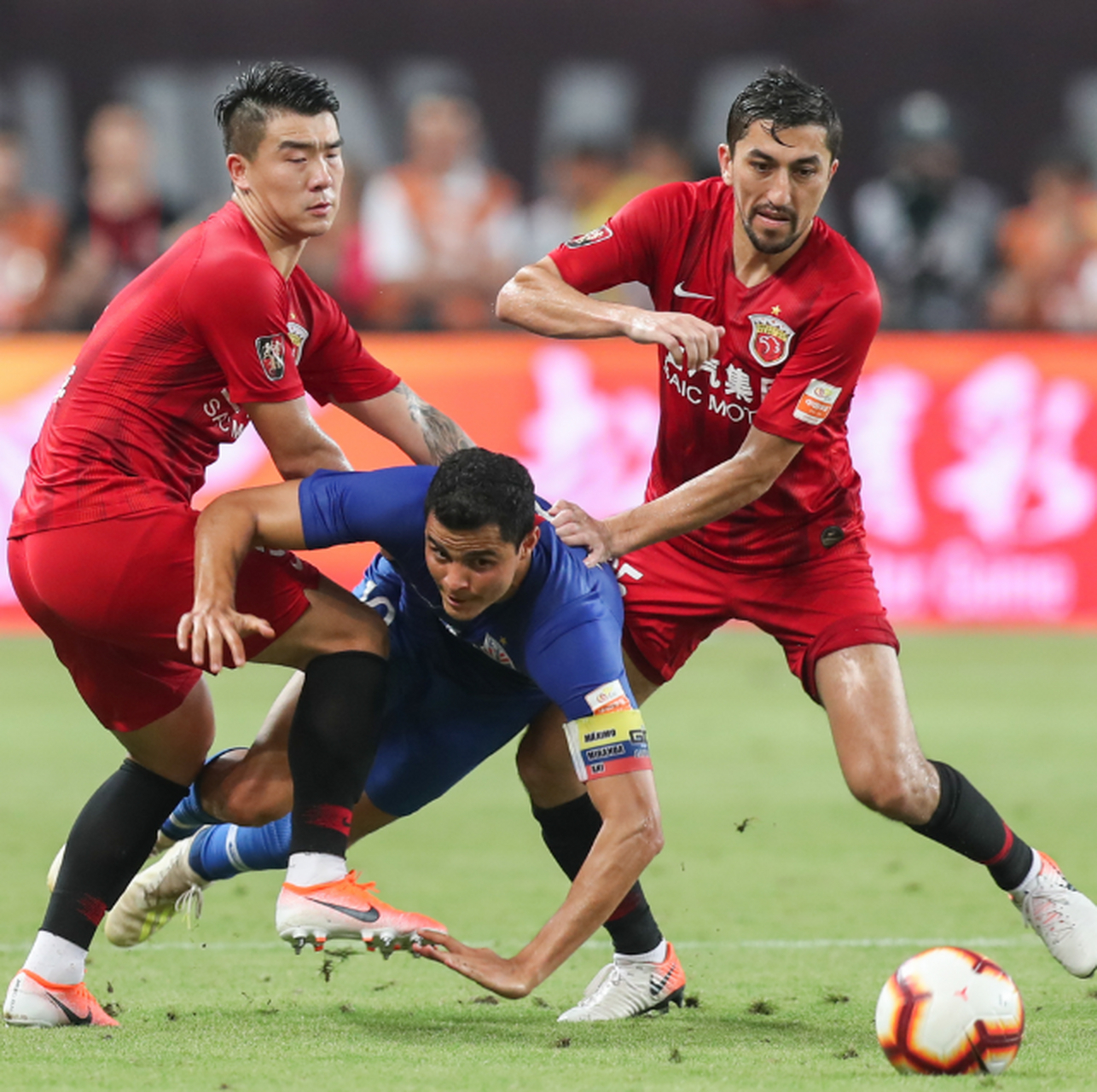 包含足球场上队员奋勇战斗,呈现精彩比赛画面的词条 包含足球场上队员奋勇战斗,呈现精彩比赛画面的词条