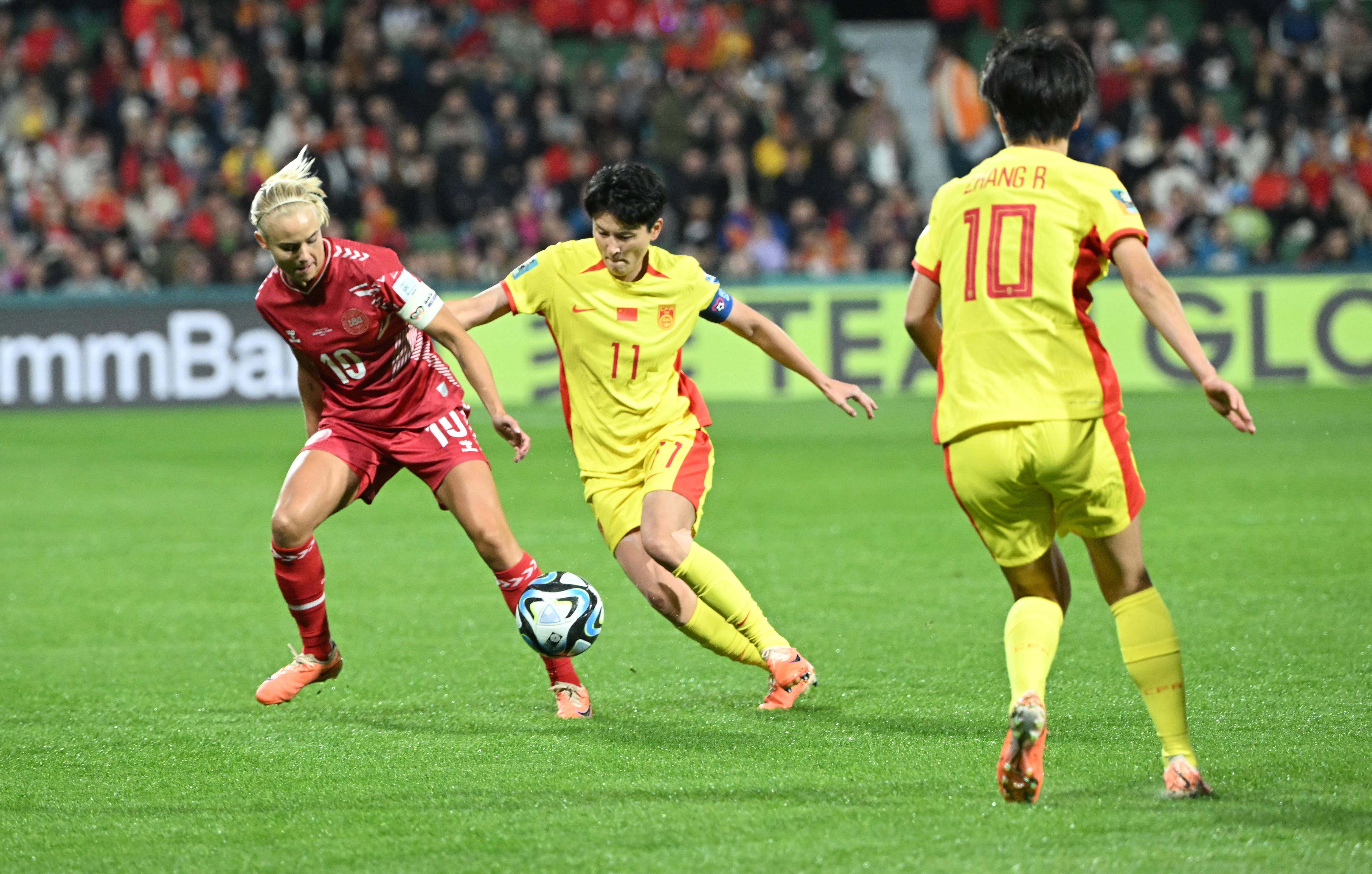 九游APP-女足比赛中球员表现出色，获得赞誉