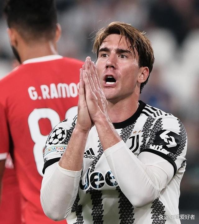 包含尤文图斯主教练萨里面临下课危机，球队表现不佳的词条