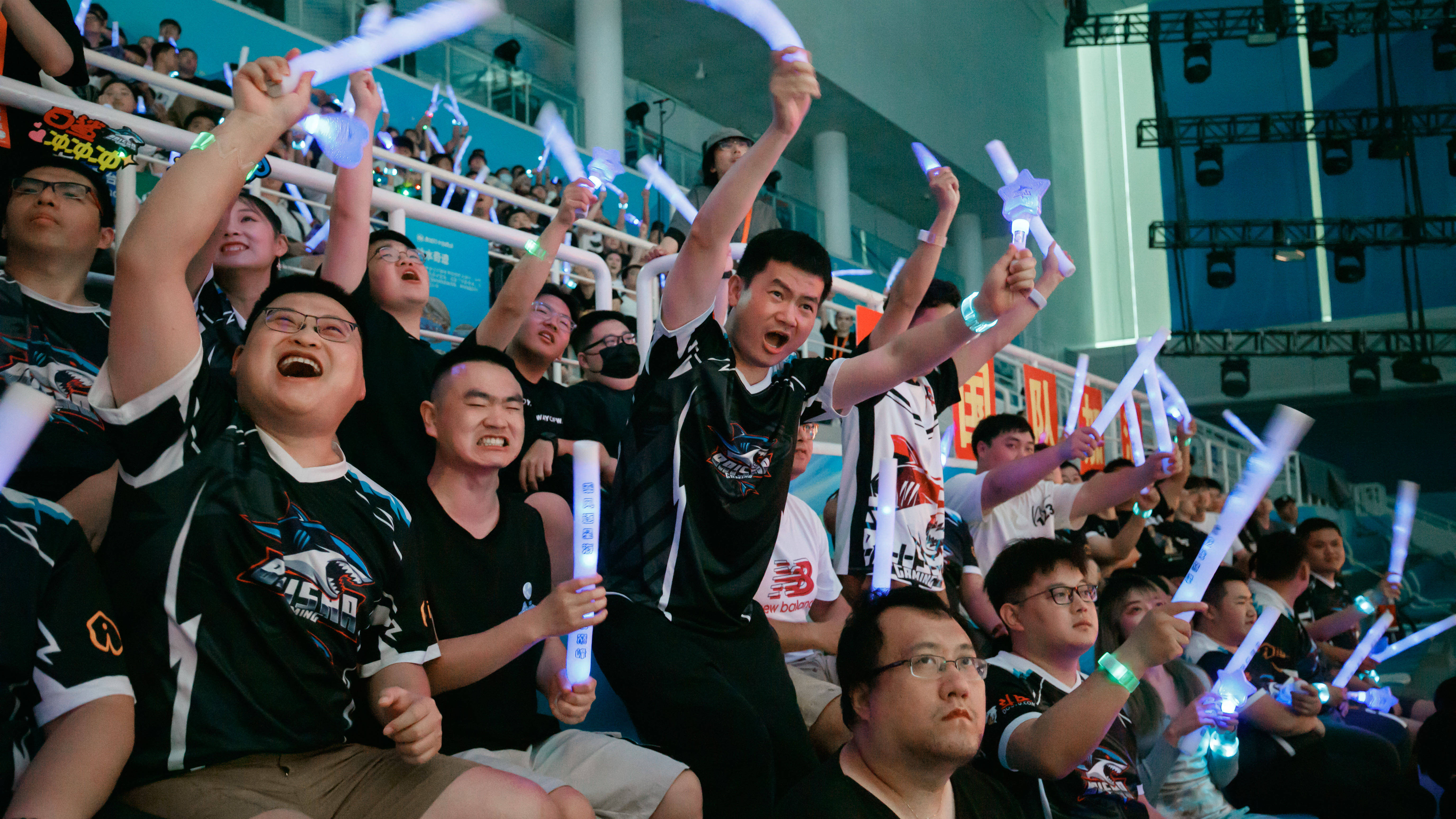 比赛现场的观众热情高涨,气氛紧张刺激的简单介绍 比赛现场的观众热情高涨,气氛紧张刺激的简单介绍