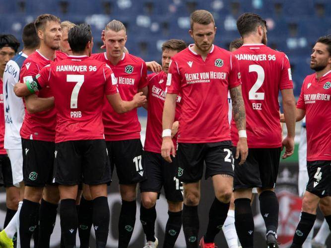 柏林赫塔比赛中脱颖而出，抢走三分