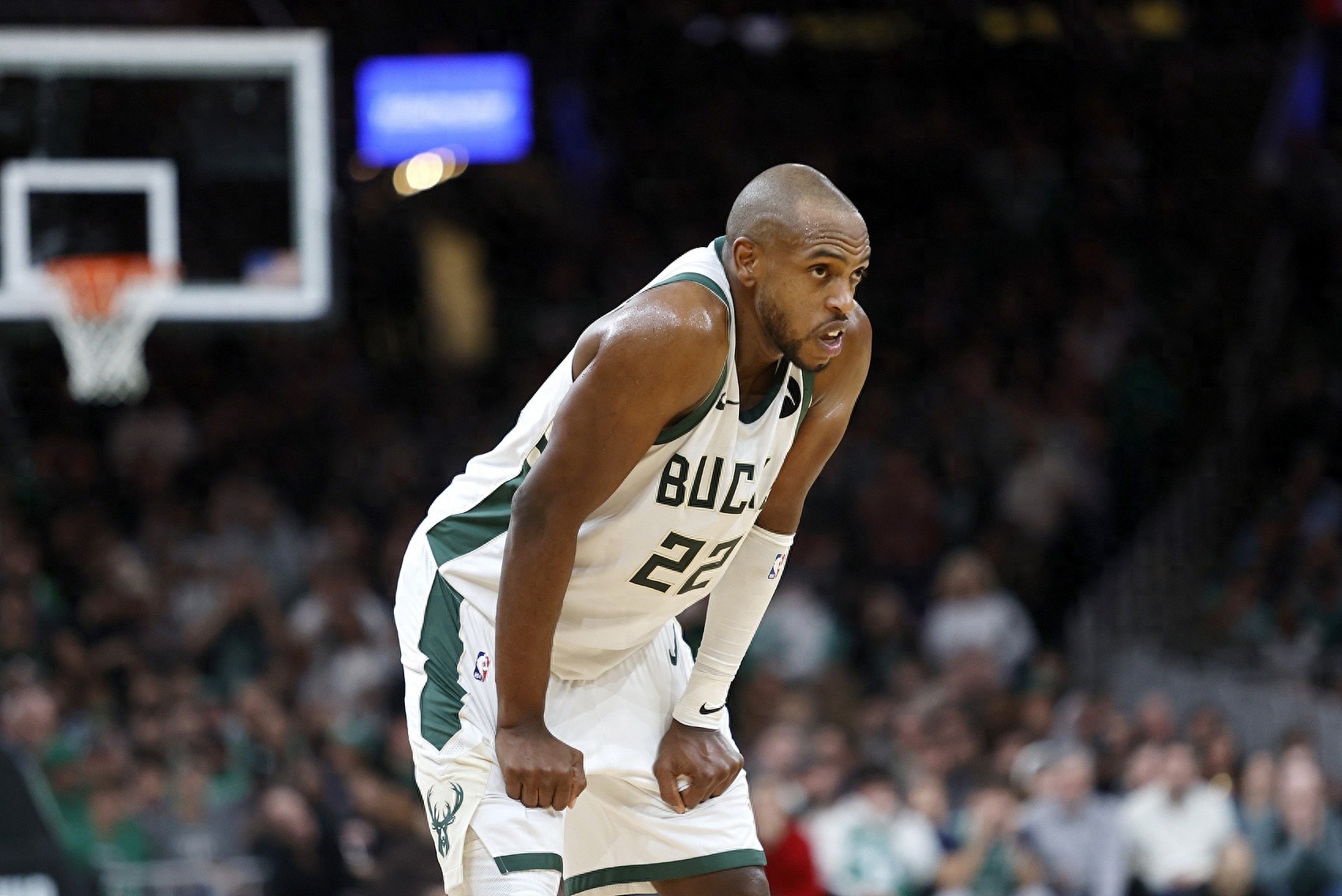 九游体育直播-雄鹿客场大胜森林狼，米德尔顿命中制胜三分