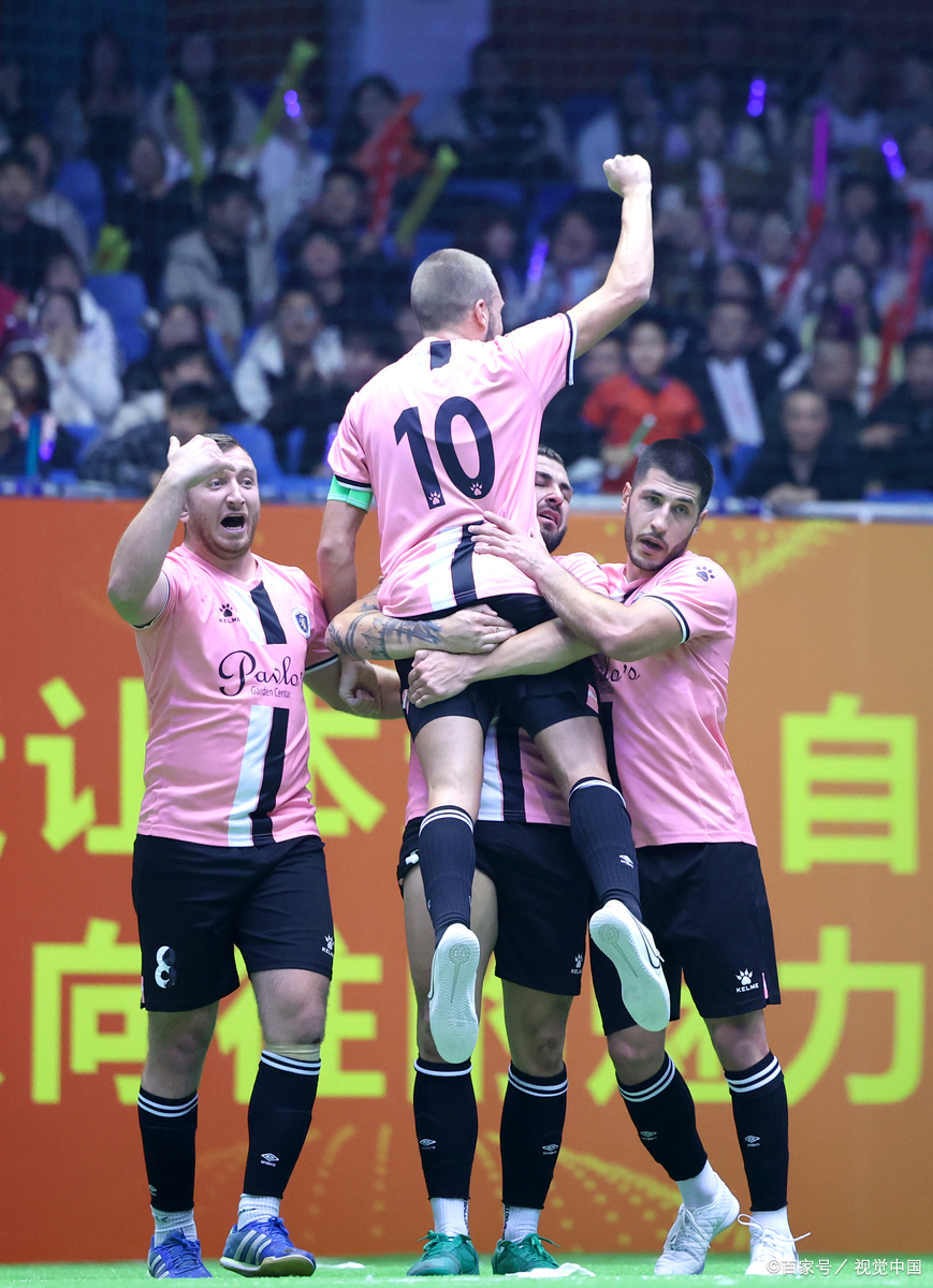 包含惊险追逐！欧洲足球联赛中球队角逐激烈的词条