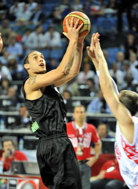 包含大洋洲篮球锦标赛决赛上演绝杀好戏，观众热情高涨的词条