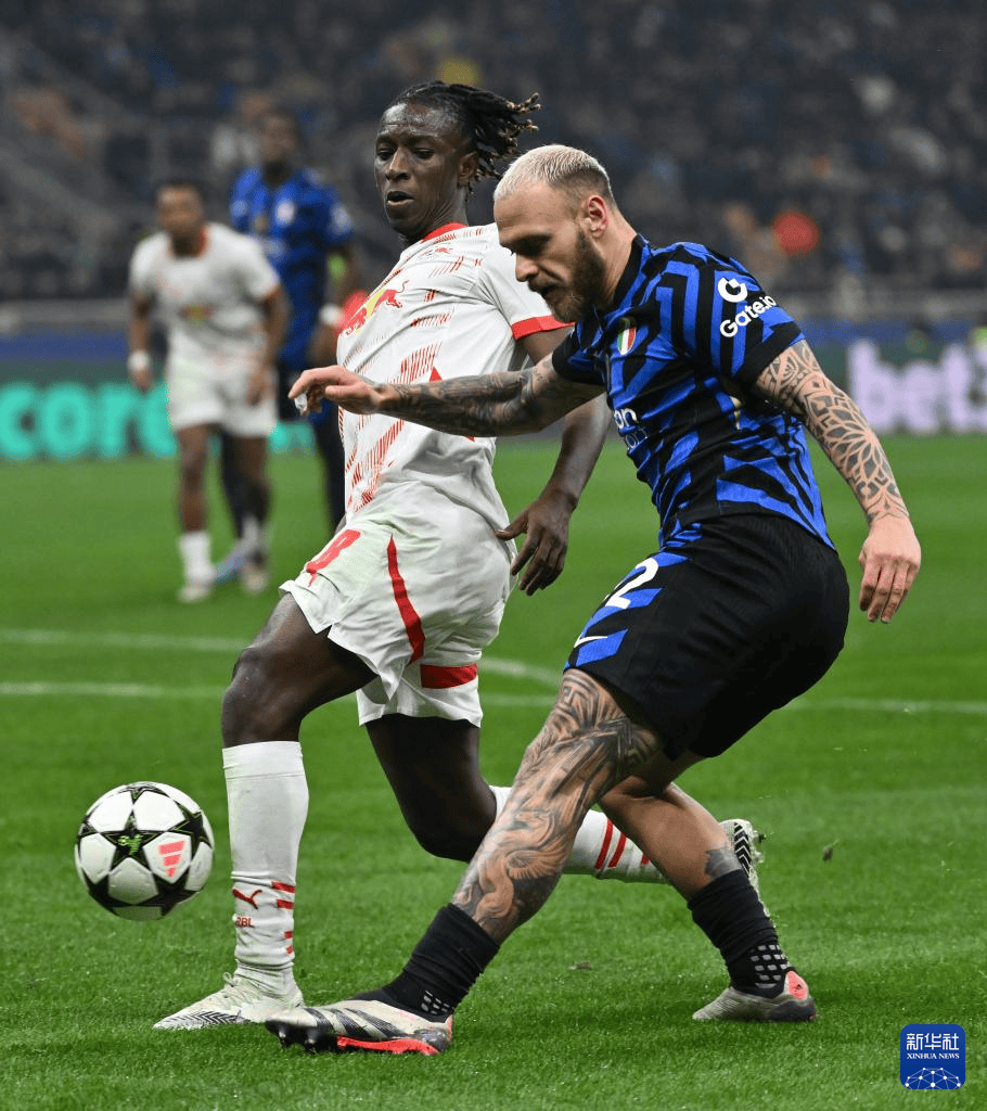 欧冠比赛中,球星们尽显高超技术 欧冠比赛中,球星们尽显高超技术