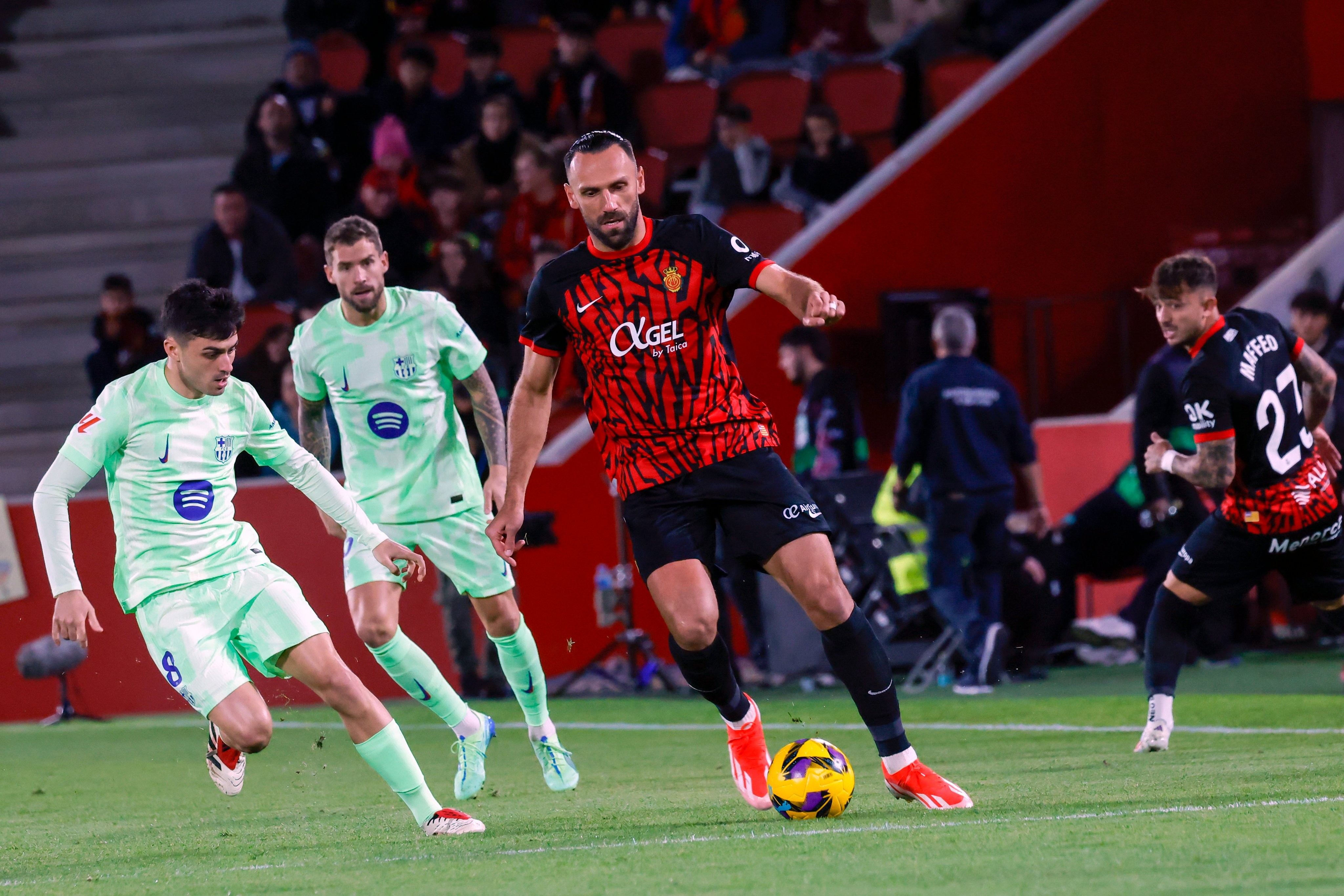 巴萨后防连续失误,近期状态堪忧 巴萨后防连续失误,近期状态堪忧