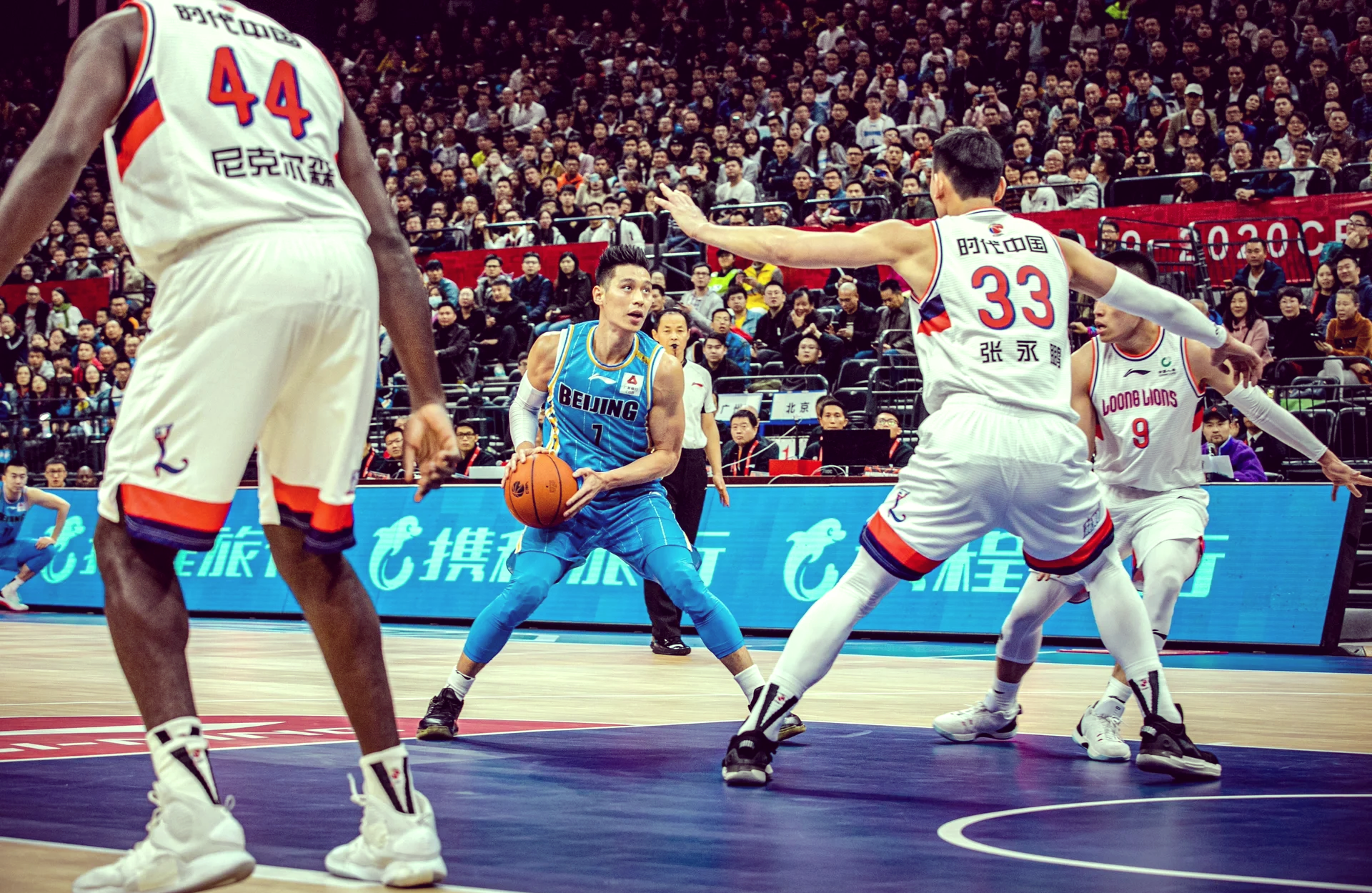 九游体育平台-篮球比赛现场出现突发状况，瞬间紧张