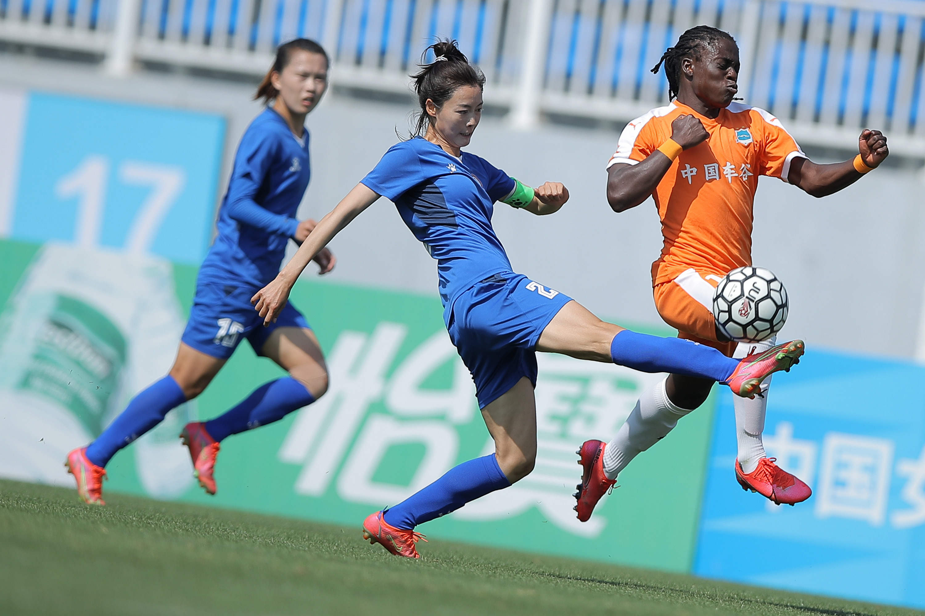 我国女足球员团结协作,成功挑战对手 我国女足球员团结协作,成功挑战对手