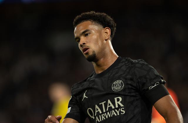 包含瓦伦西亚遭遇两连败，降级危机愈发严峻的词条