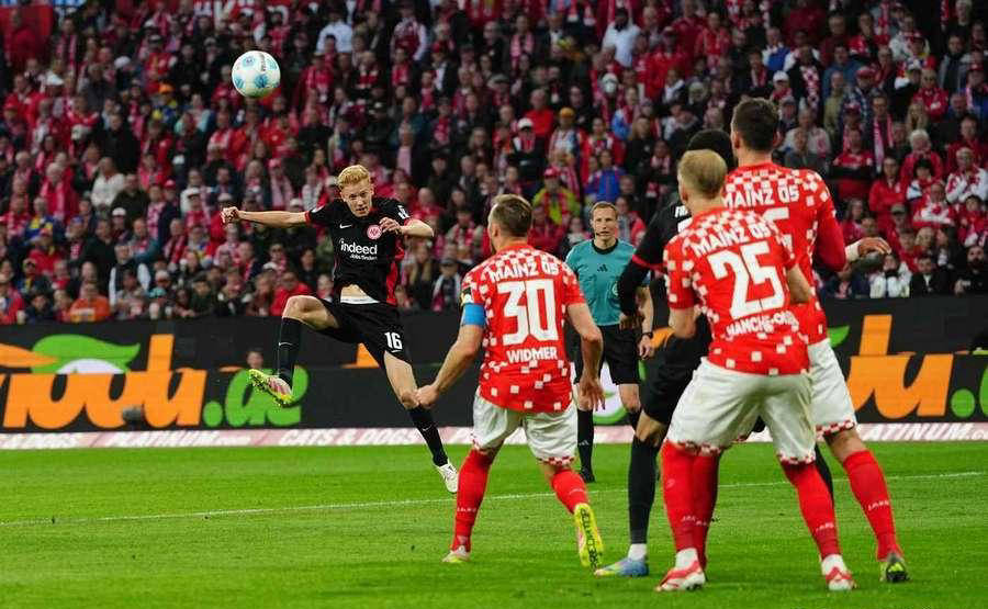 包含弗赖堡主场惨败，陷入保级泥潭前景堪忧的词条