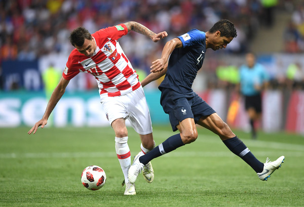 关于皇家马德里后卫瓦拉内激烈对抗，场上硝烟弥漫胜利不失的信息