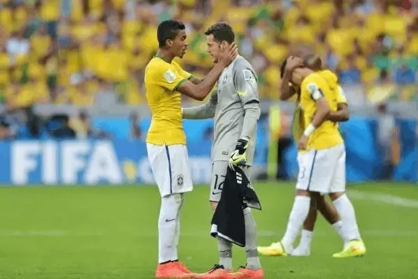 关于门神神勇抱关，球队守住胜局实现卫冕的信息