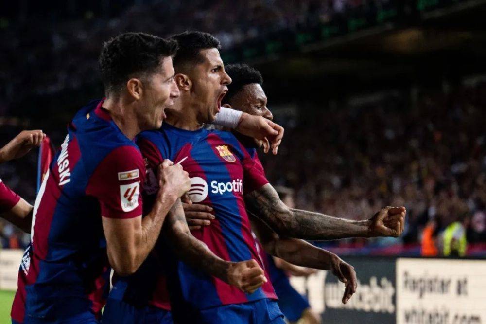 双方球队实力对比，足球比赛悬念重重