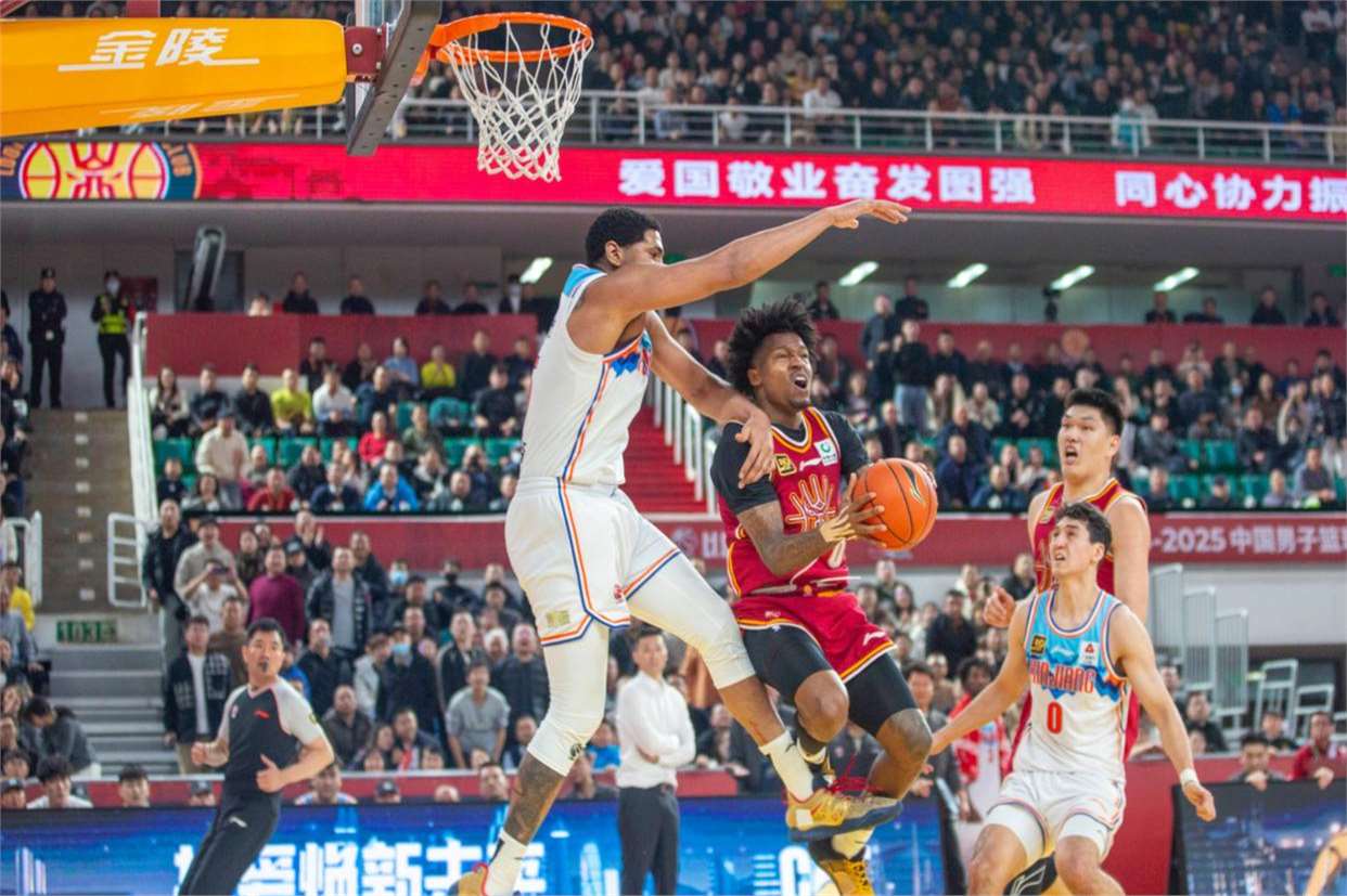 九游APP-比赛激烈，强队战胜晋级对手