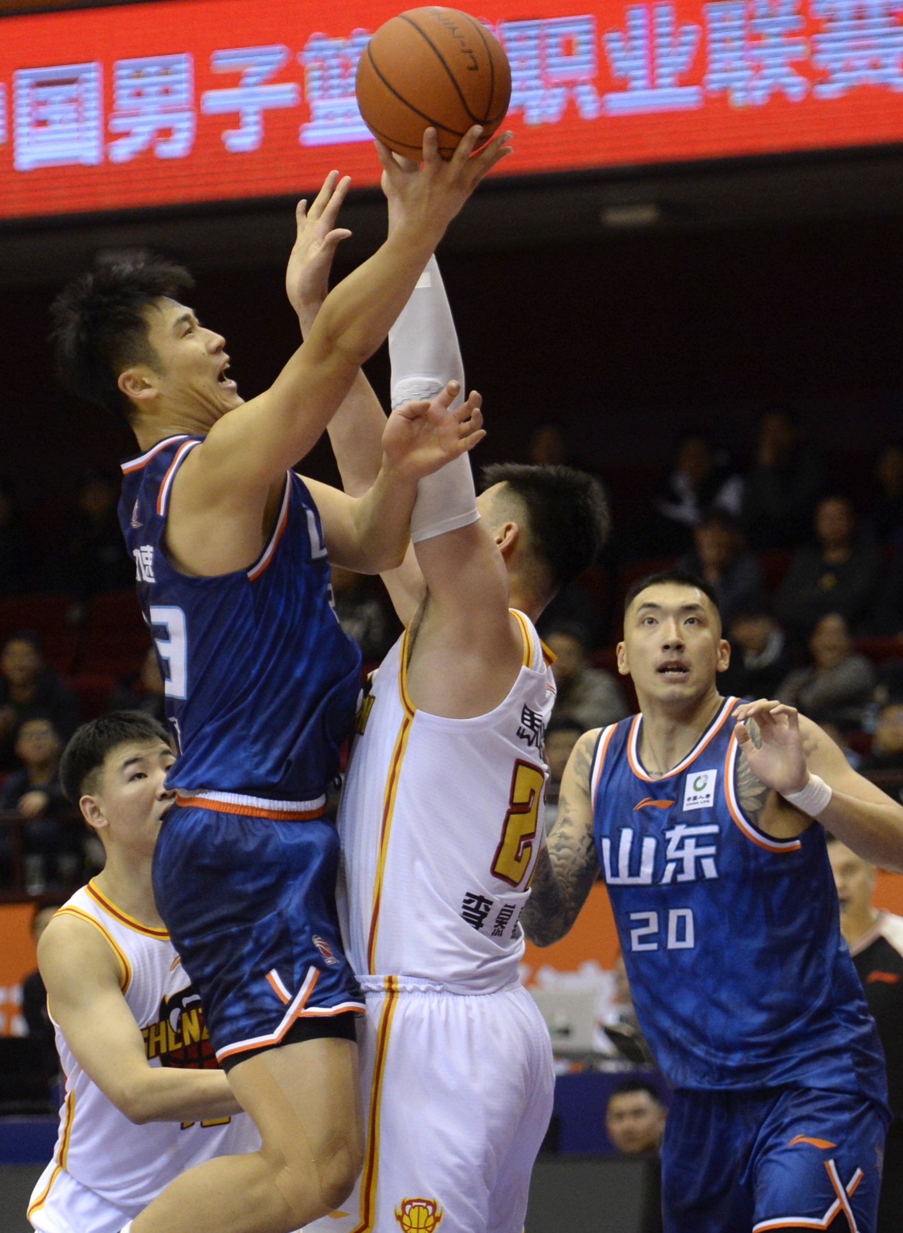 关于男篮赛事中精彩的瞬间让人心潮澎湃的信息