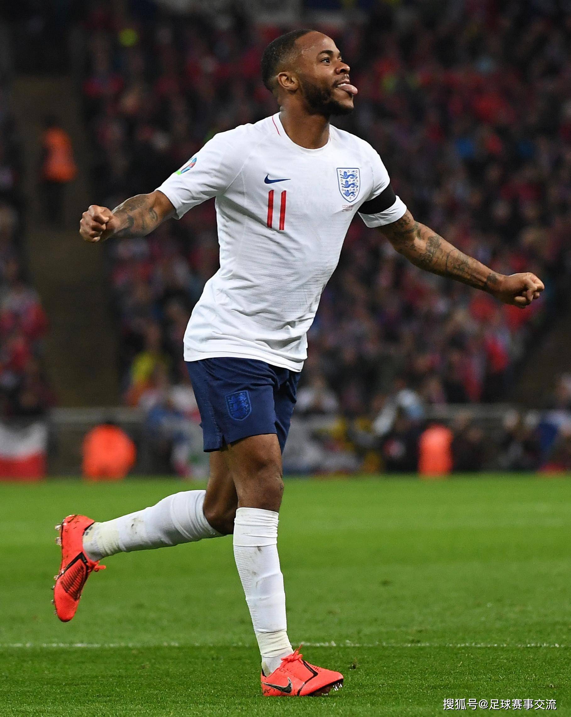 国际足球赛事中激烈的竞争吸引球迷目光的简单介绍