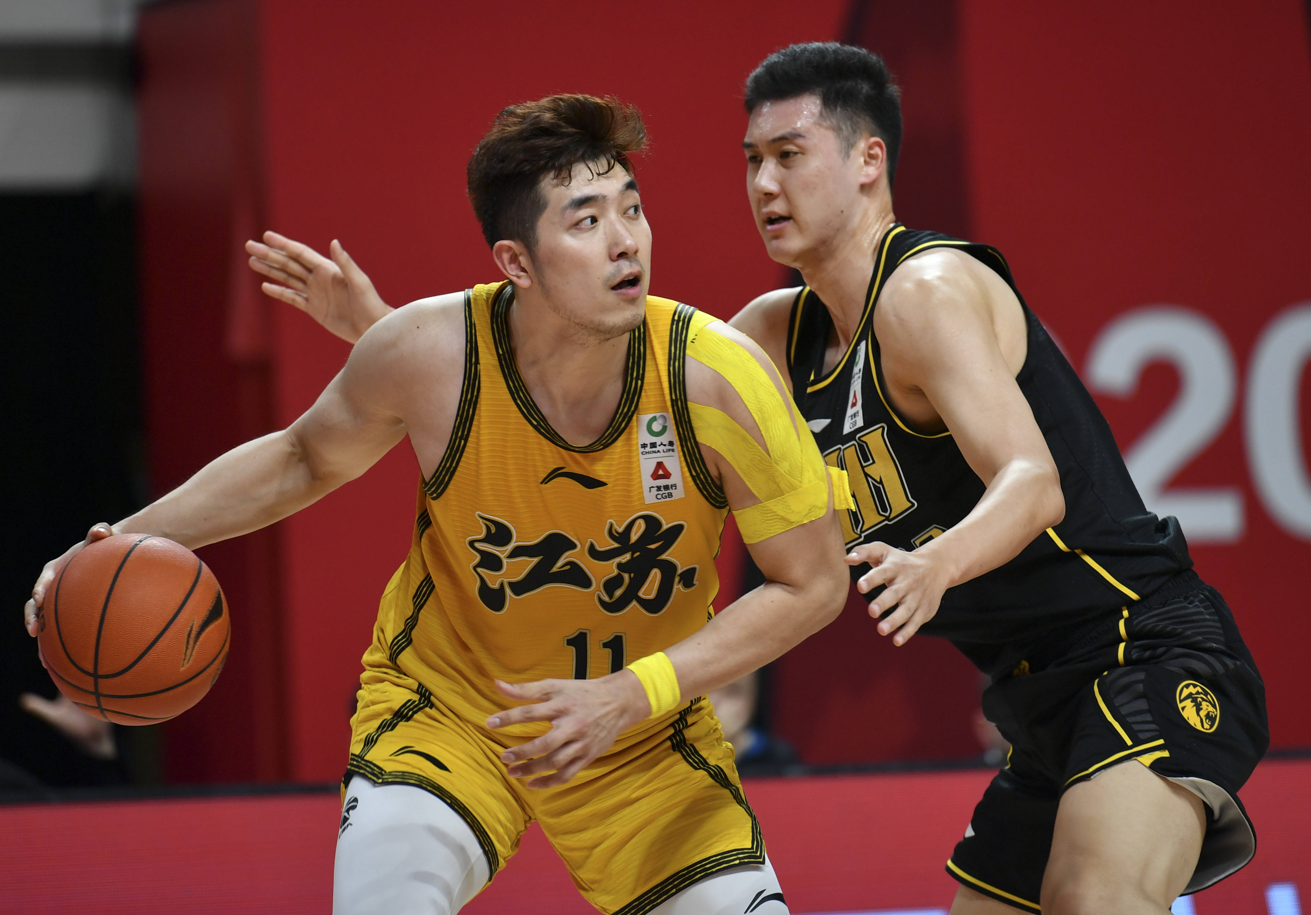 新加盟球员展现实力，助球队取胜