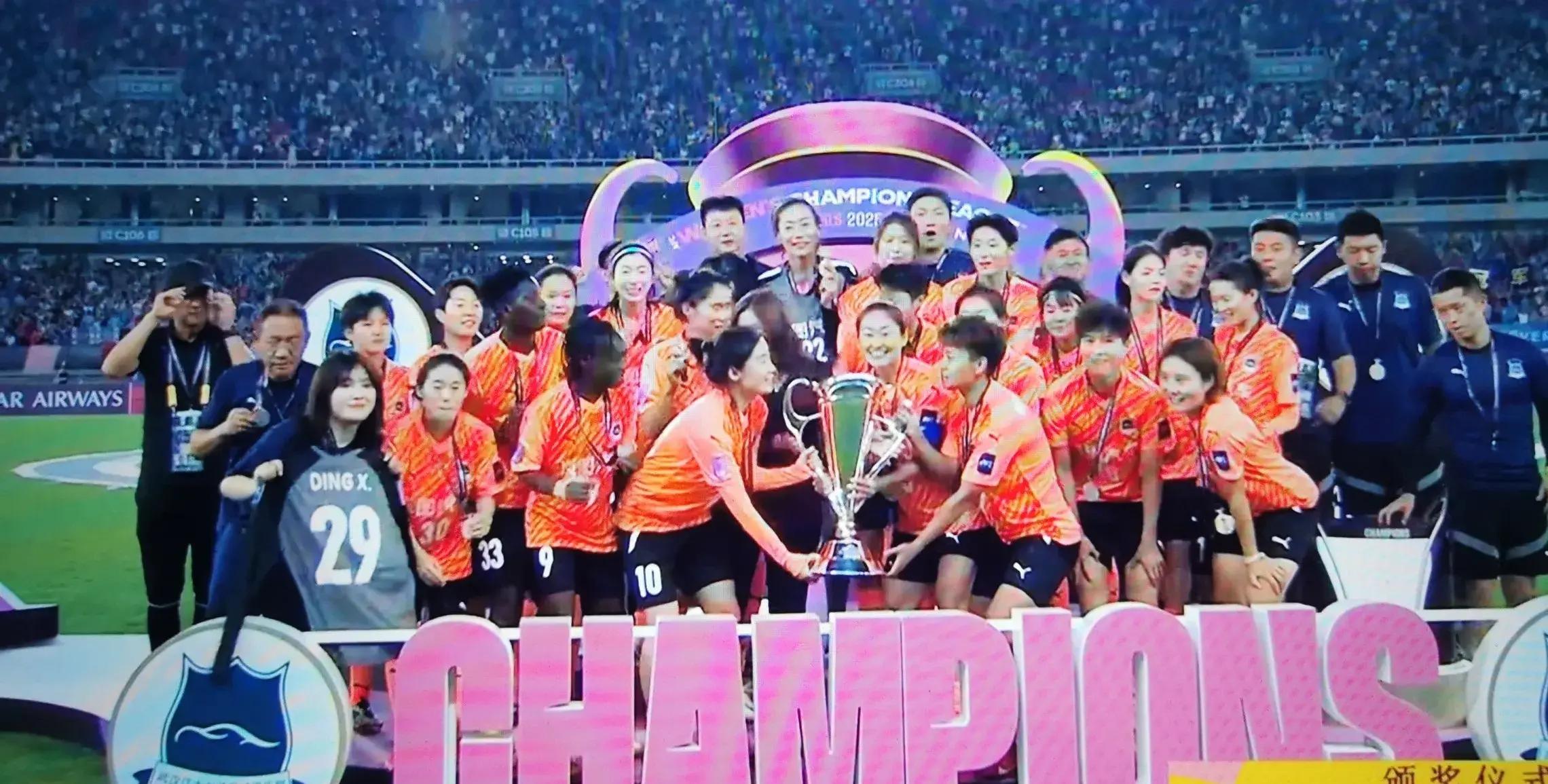 九游中国-热血激情！女性足球员力争奋斗在场上