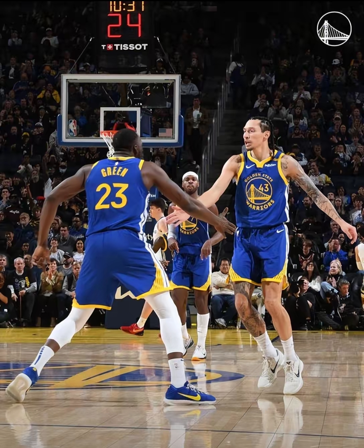 包含霸气！勇士客场擒灰熊，库里献上神奇表演的词条