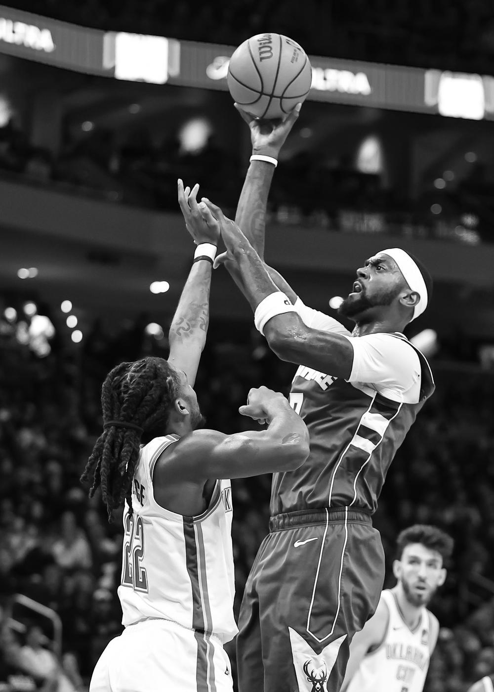 雄鹿队主场横扫雷霆队