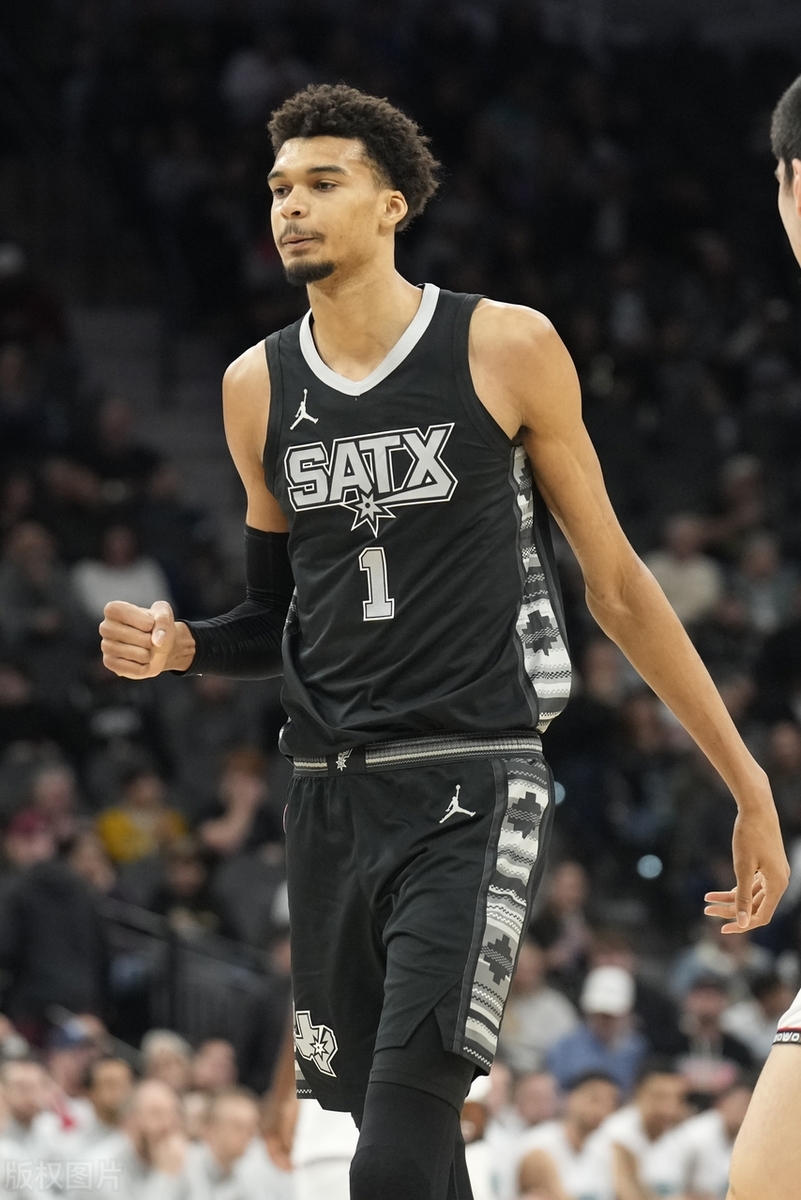 步行者稳稳拿下快船，文班亚马在季后赛抢七接管比赛